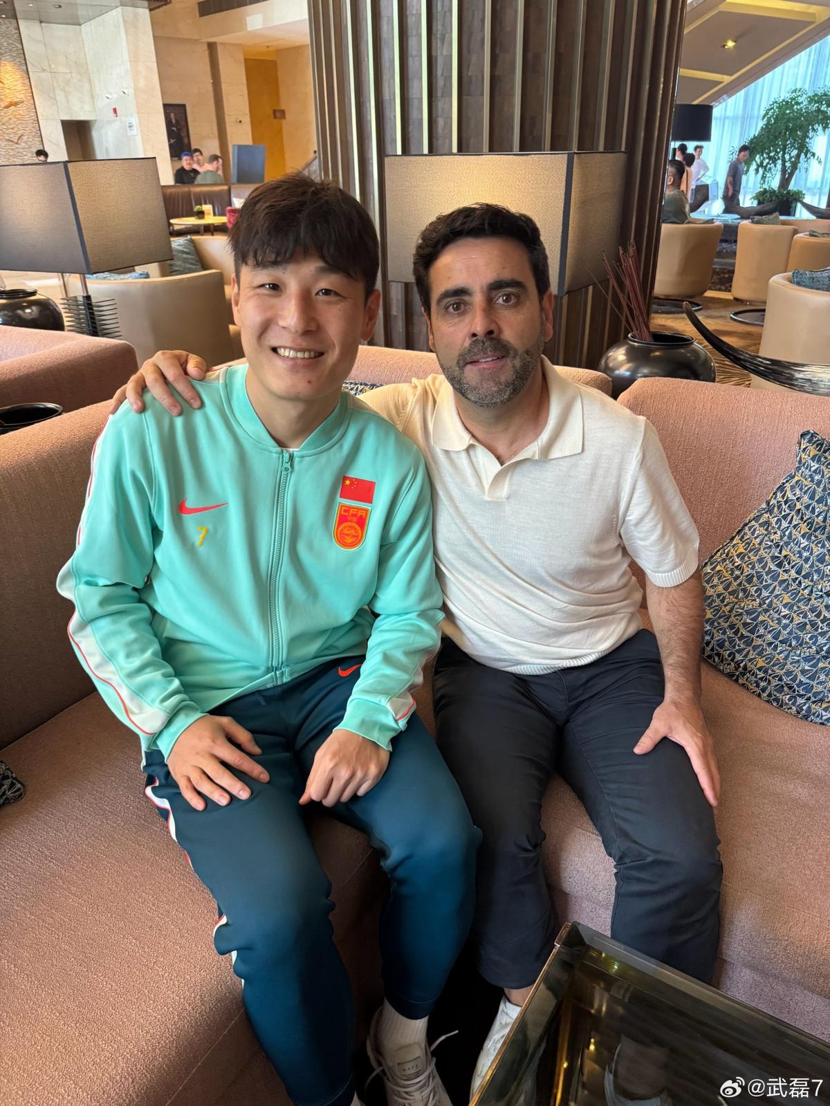 葡媒：葡萄牙国脚努内斯抵达美国机场时，被拍到手持若塔的传记